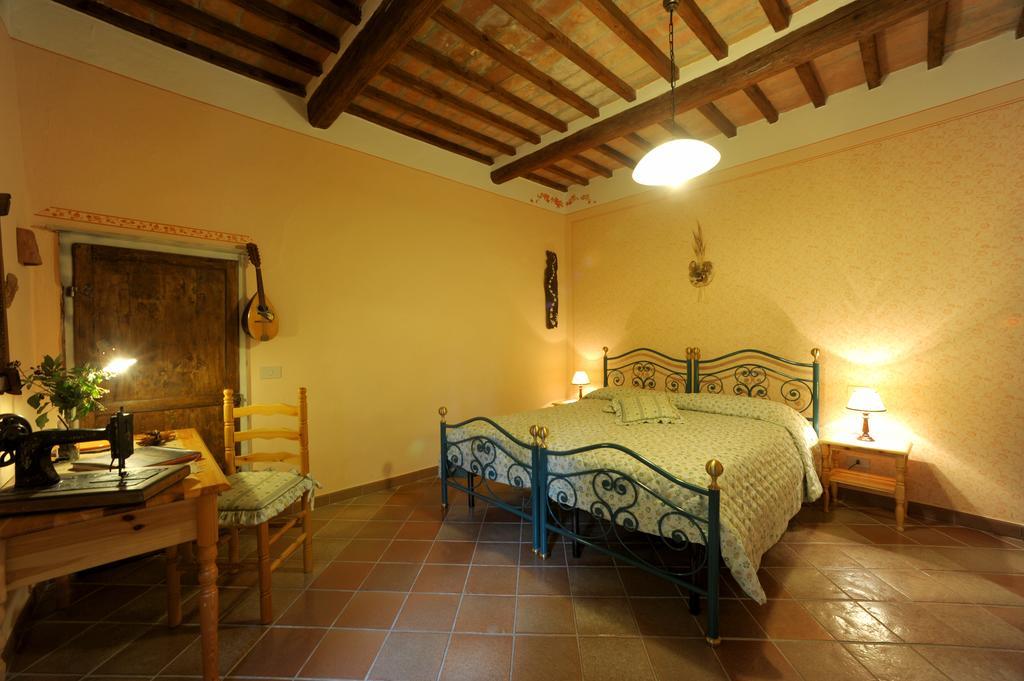 Agriturismo Podere Poggio Ai Cieli Сан-Джиминьяно Номер фото